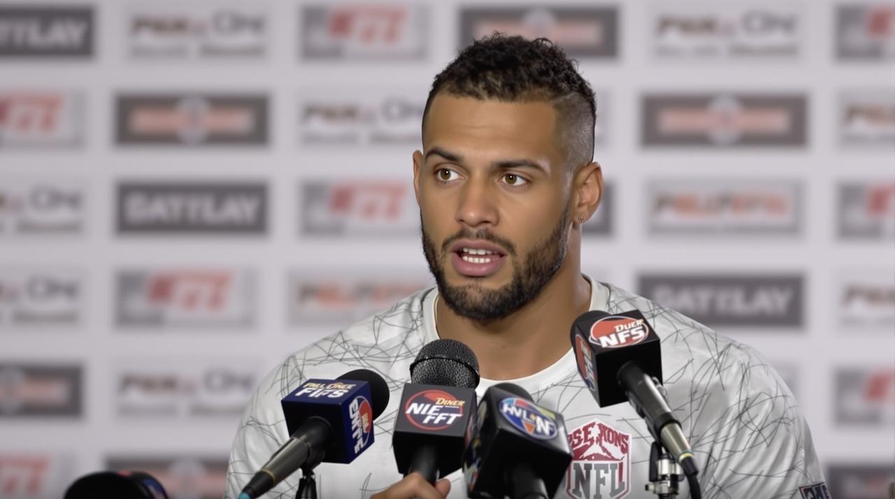 体育明星赛后采访失控，怒怼记者引发争议